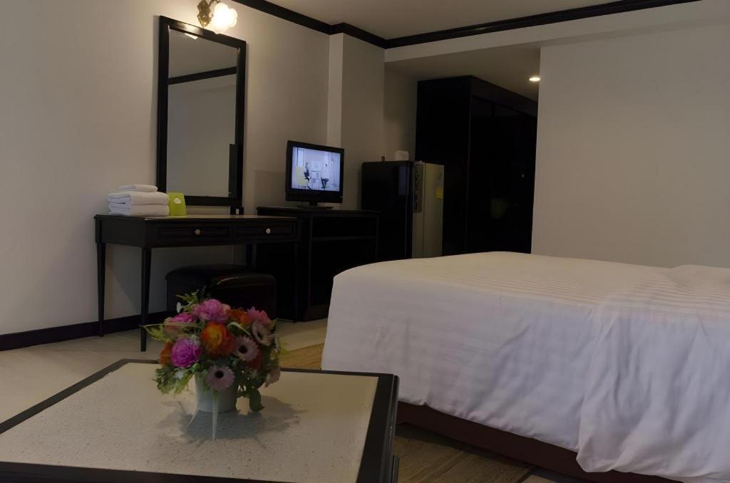 Town In Town Gardent Resort Bangkok Exterior photo